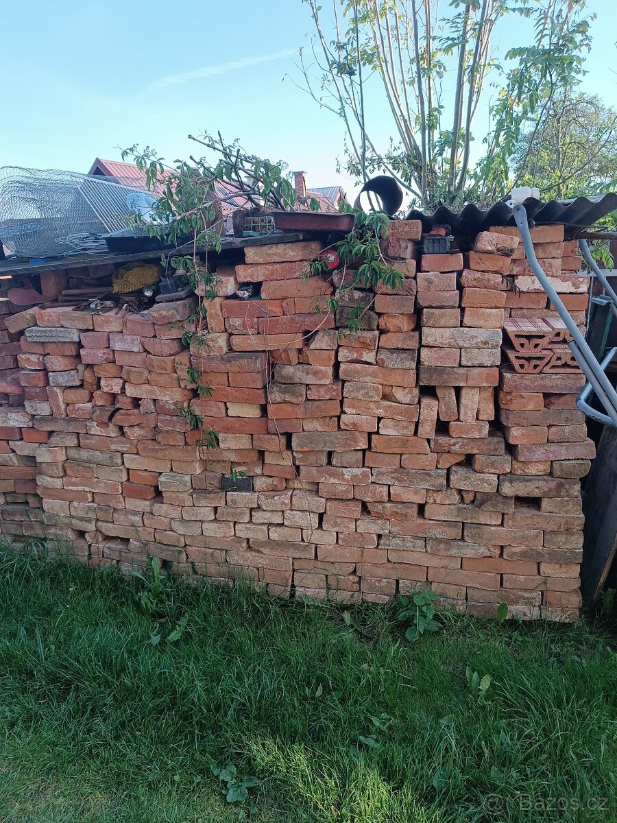 Staré očištěné cihly