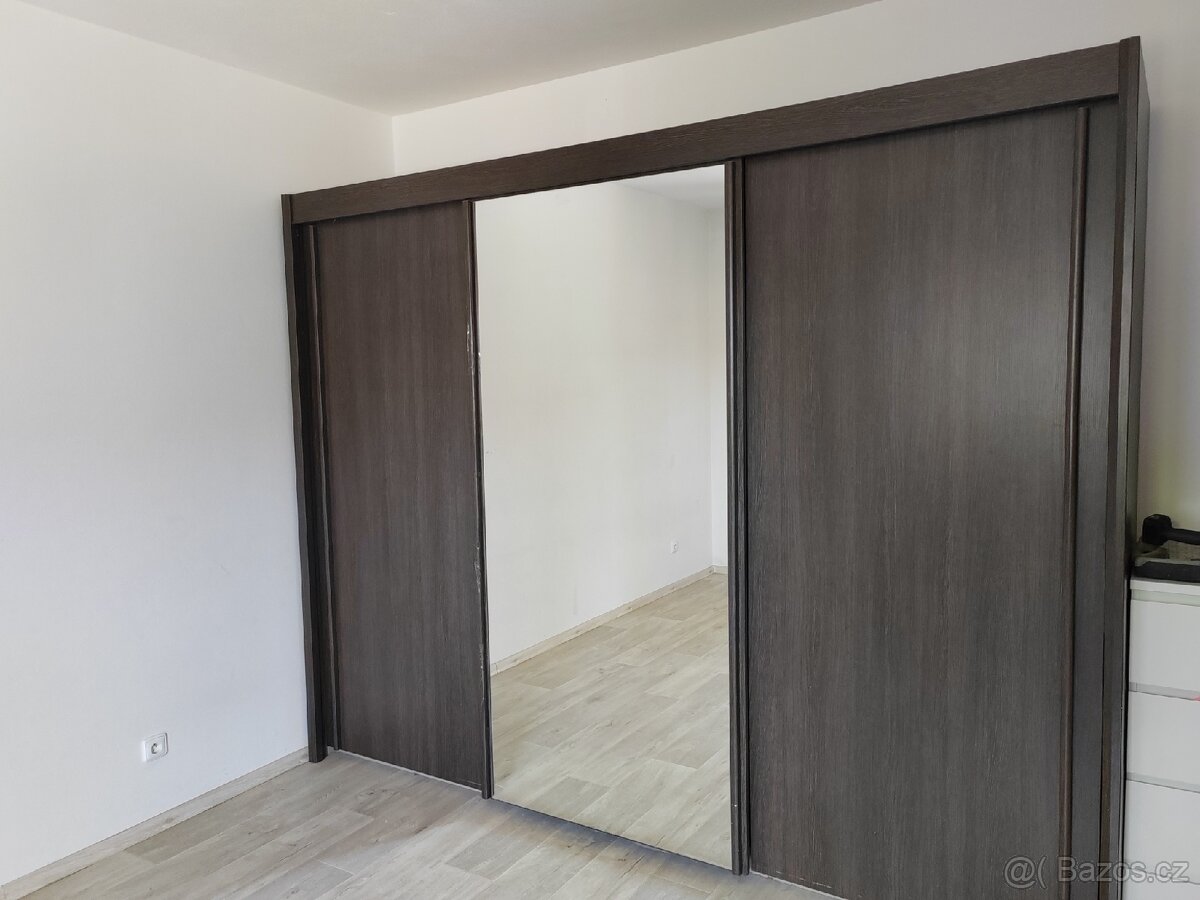 Šatní skříň s posuvnými dveřmi Š 280 / V 230 / H 65