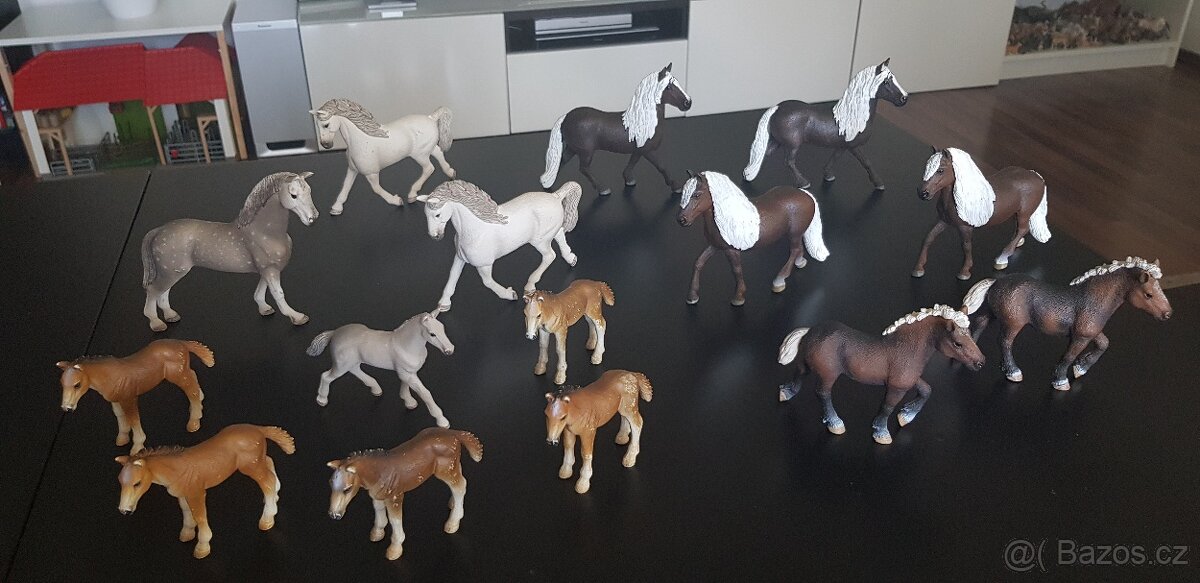 Schleich koně schwarzwaldský kůň, holštýnský kůň