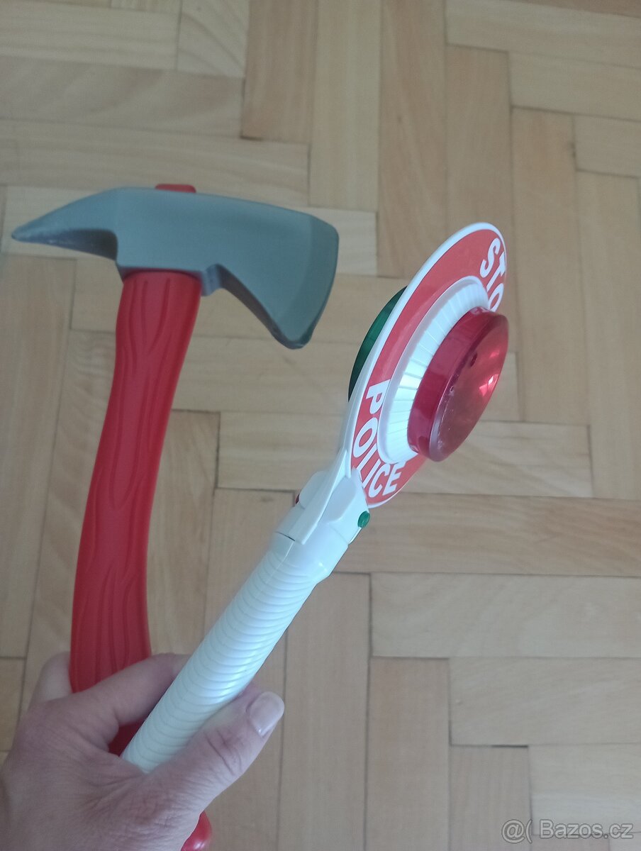 Policejní plácačka a hasičská sekera