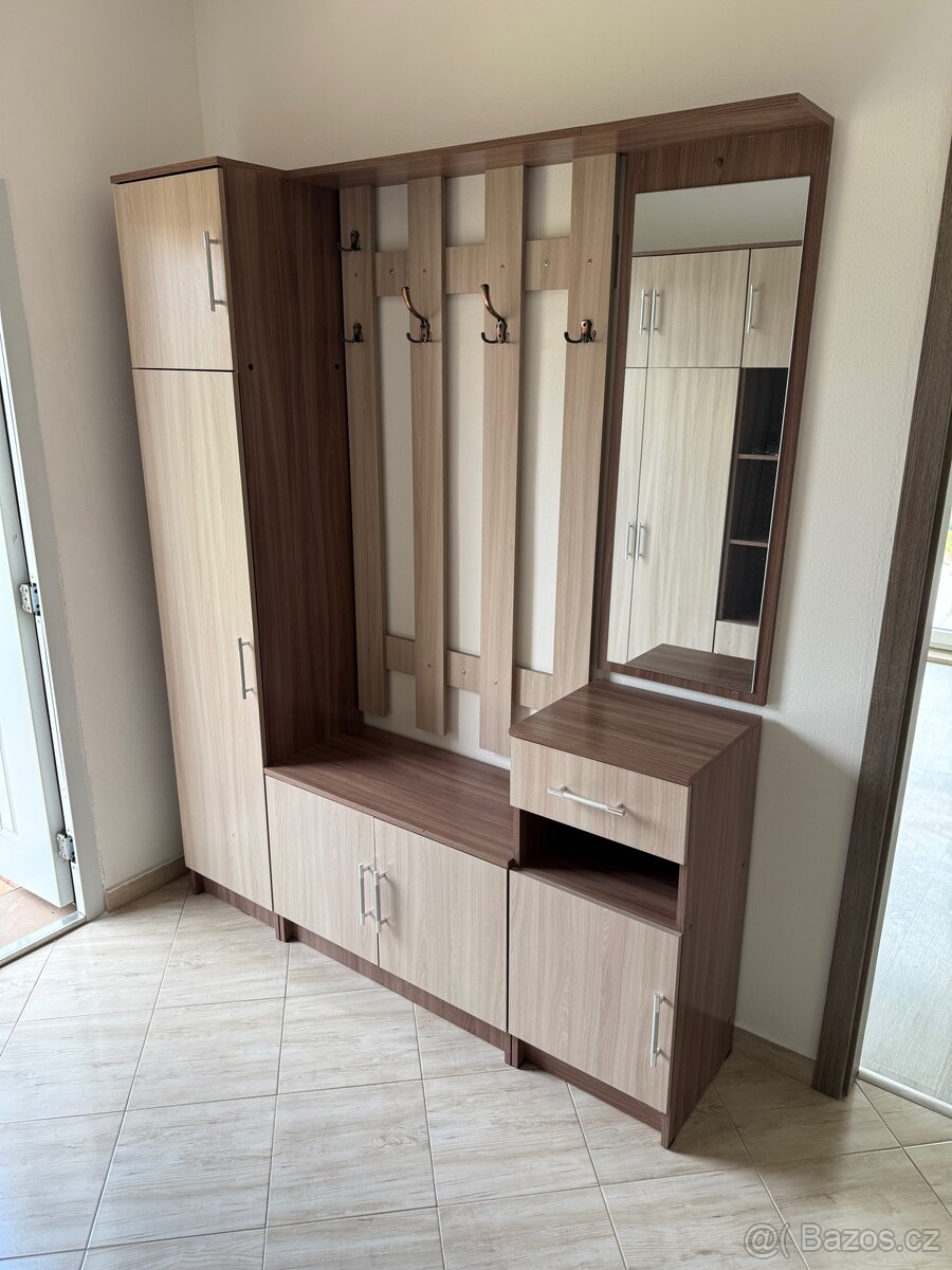 Skříň do zádveří se zrcadlem a věšákovou částí.