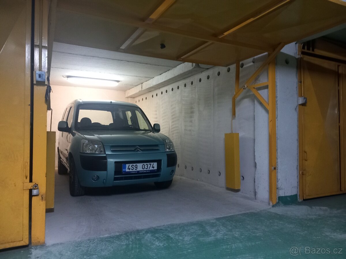 Pronájem garaže Kobylisy hlídaná čistá s 220v