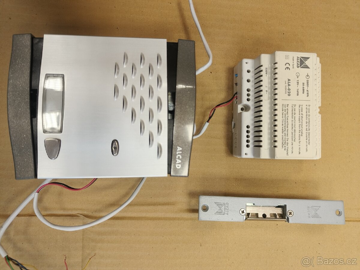Díly domovního telefonu Alcad (dveřní jednotka, zdroj, zámek