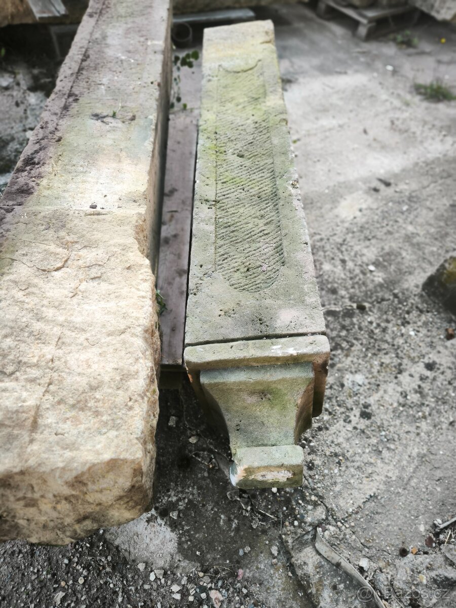 Staré pískovcové sloupy