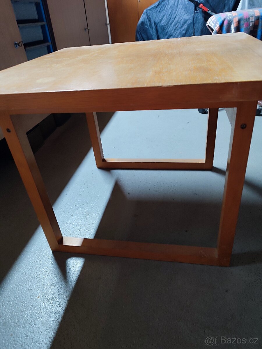 Konferenční stolek