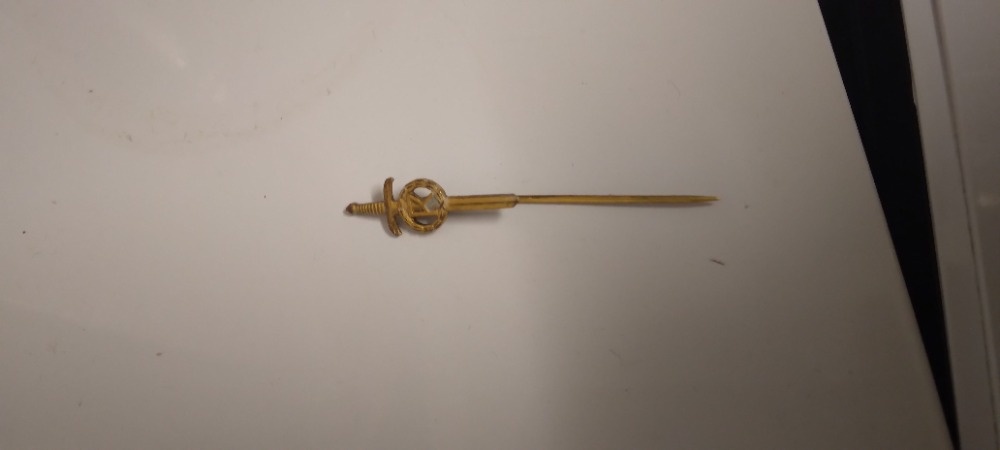 Prodám odznak  s R ve věnci a mečem