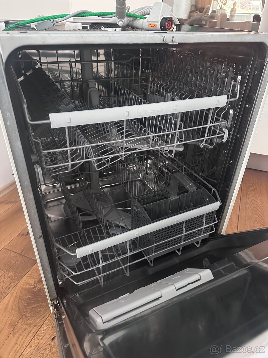 Vestavná myčka Electrolux ESL 6392RA – 60 cm