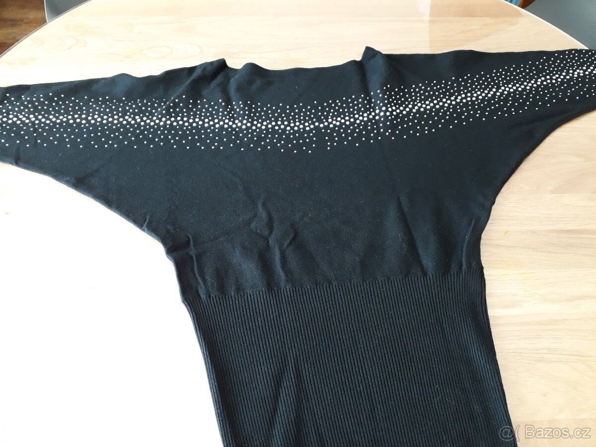 Příjemný efektni svetr vel.38