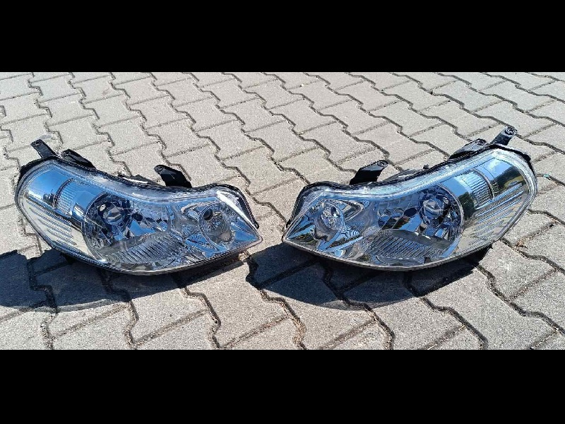 SUZUKI SX4 2006-2013 pravé a levé přední světlo.