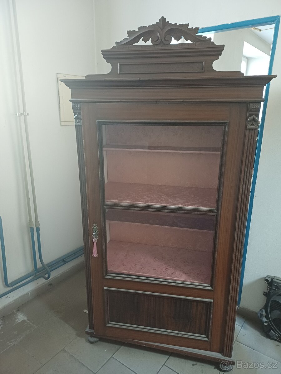 Starožitná vitrýna
