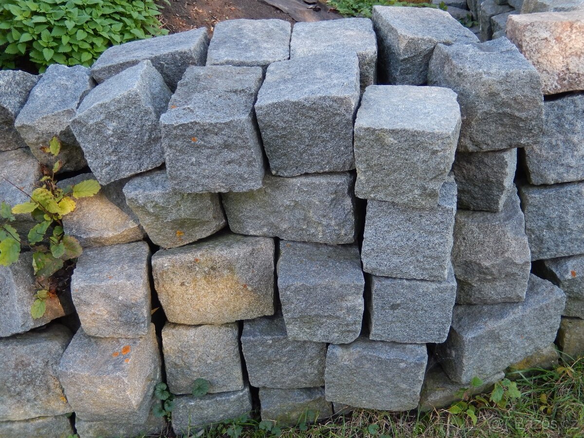 VELKÉ DLAŽEBNÍ KOSTKY