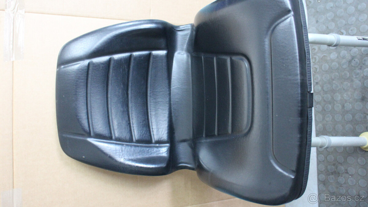 Sedačka k minitraktoru-riedru.