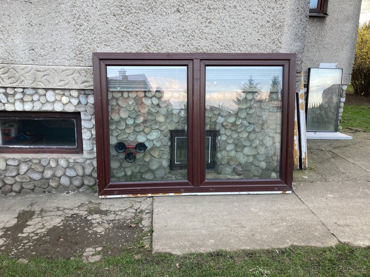 Plastové okno mahagon/bílá 205,5x145cm