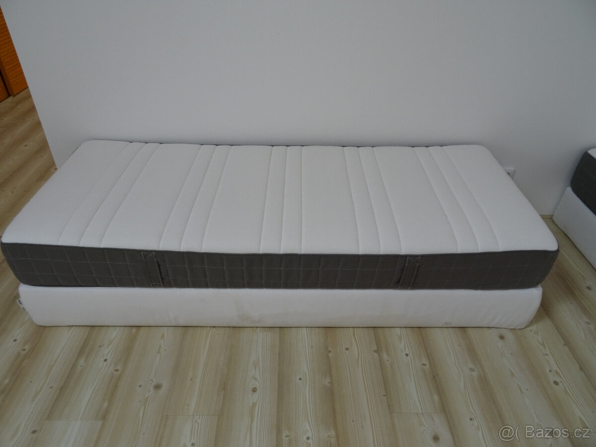 Dvě samostatné postele = rošt/rám+ madrace 80/200  Ikea