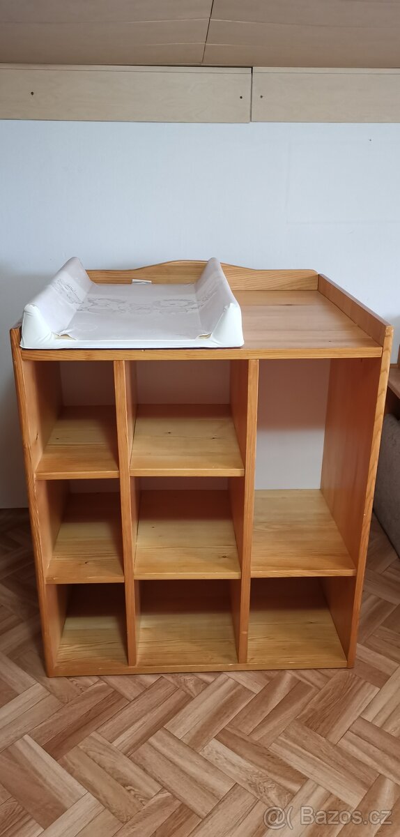 Prodám přebalovací celodřevěný pult