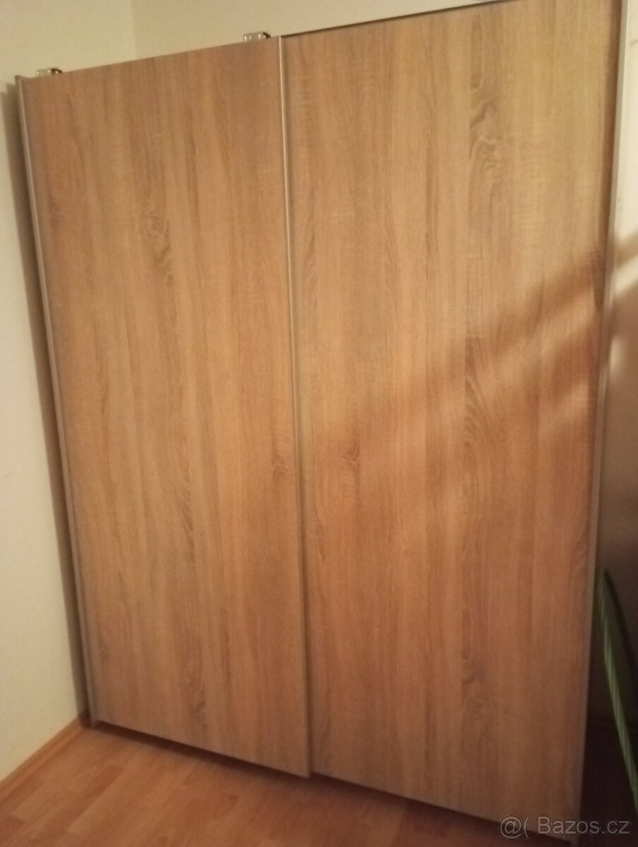 Skříň viz foto, půl roku stará, téměř nová bez poškození