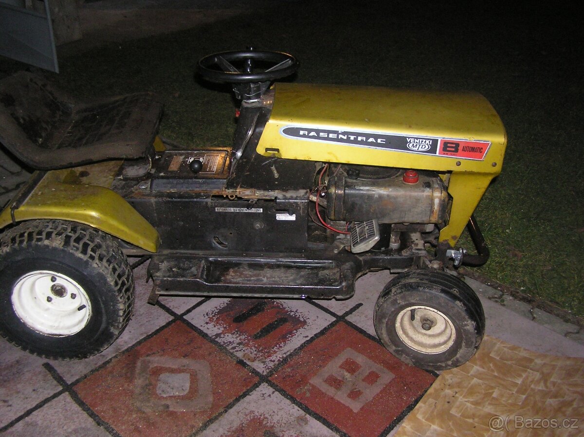 Zahradní traktor MTD