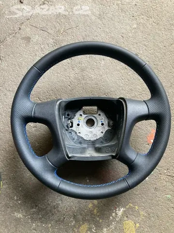 Renovovaný volant Škoda Octavia 2, modrá niť.