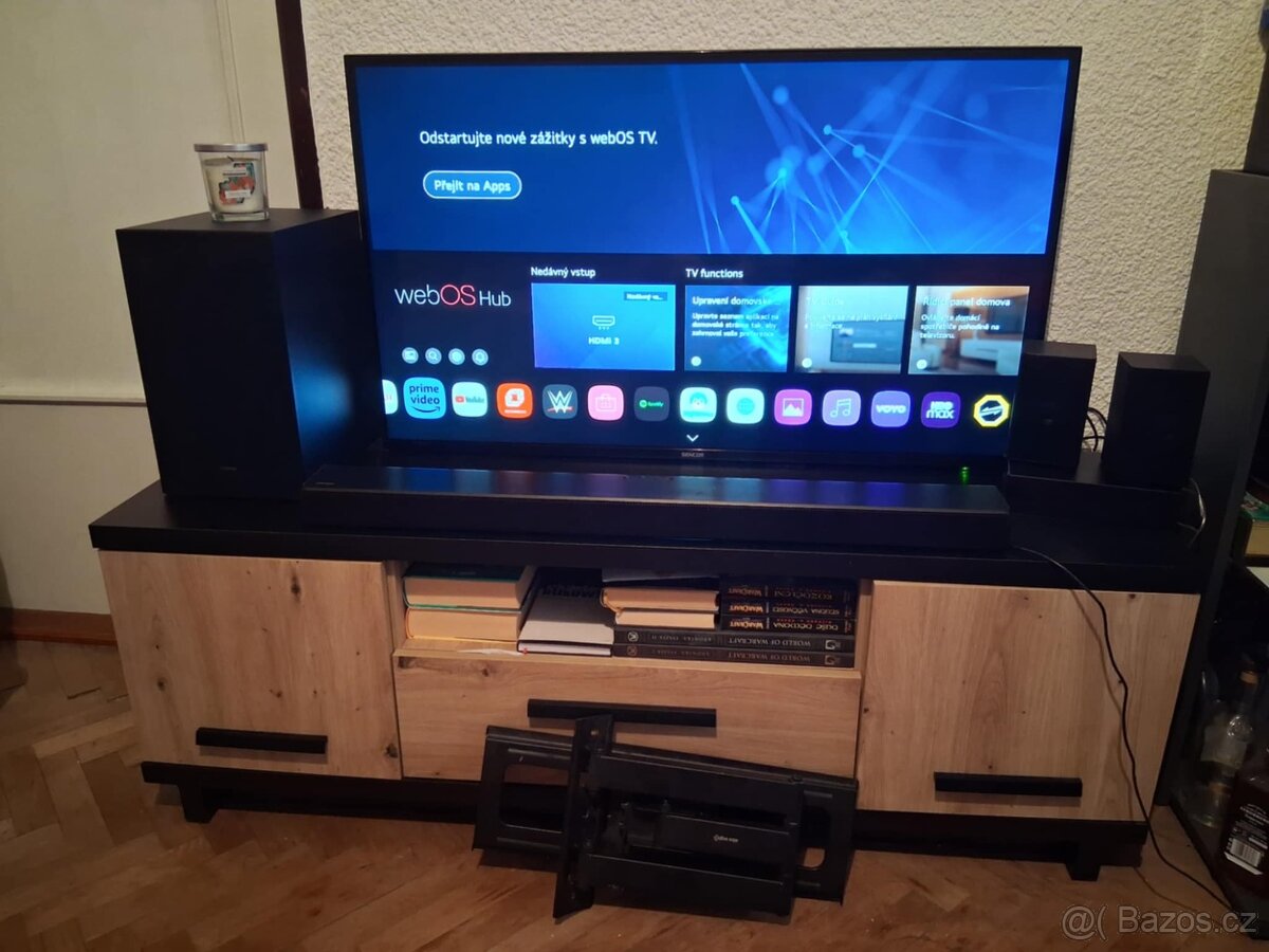 TV s držákem, se soundbarem a přídavnými repráky