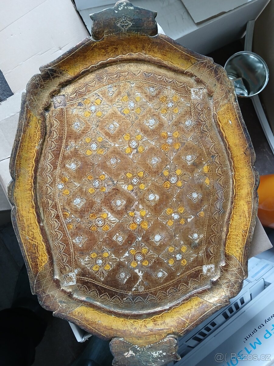Starý dřevěný tác, konec 19. století. Cena 600 Kč