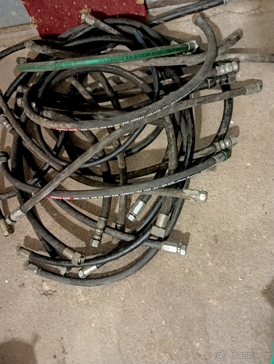 Nové hydraulické hadice jako celek – odhadem asi 20ks