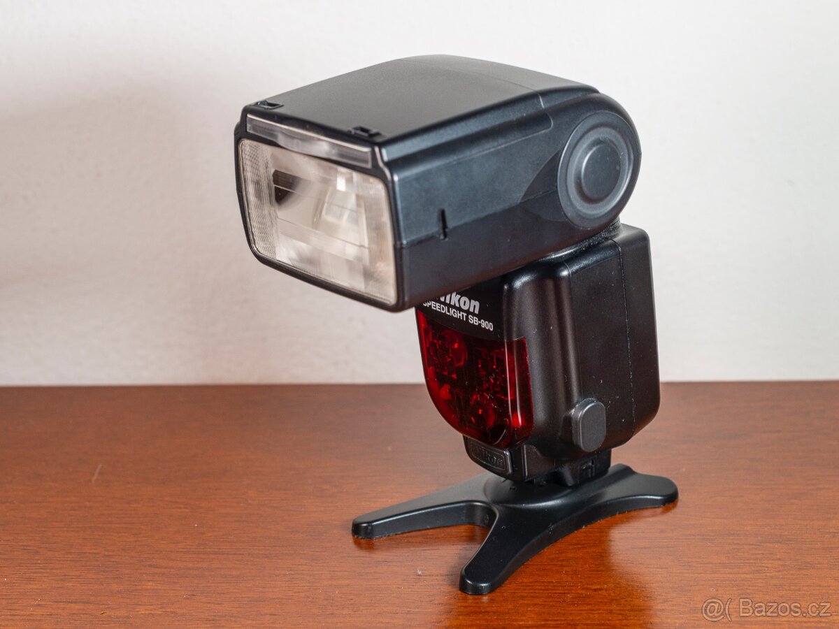 Nikon SpeedLight SB-900, externí blesk.