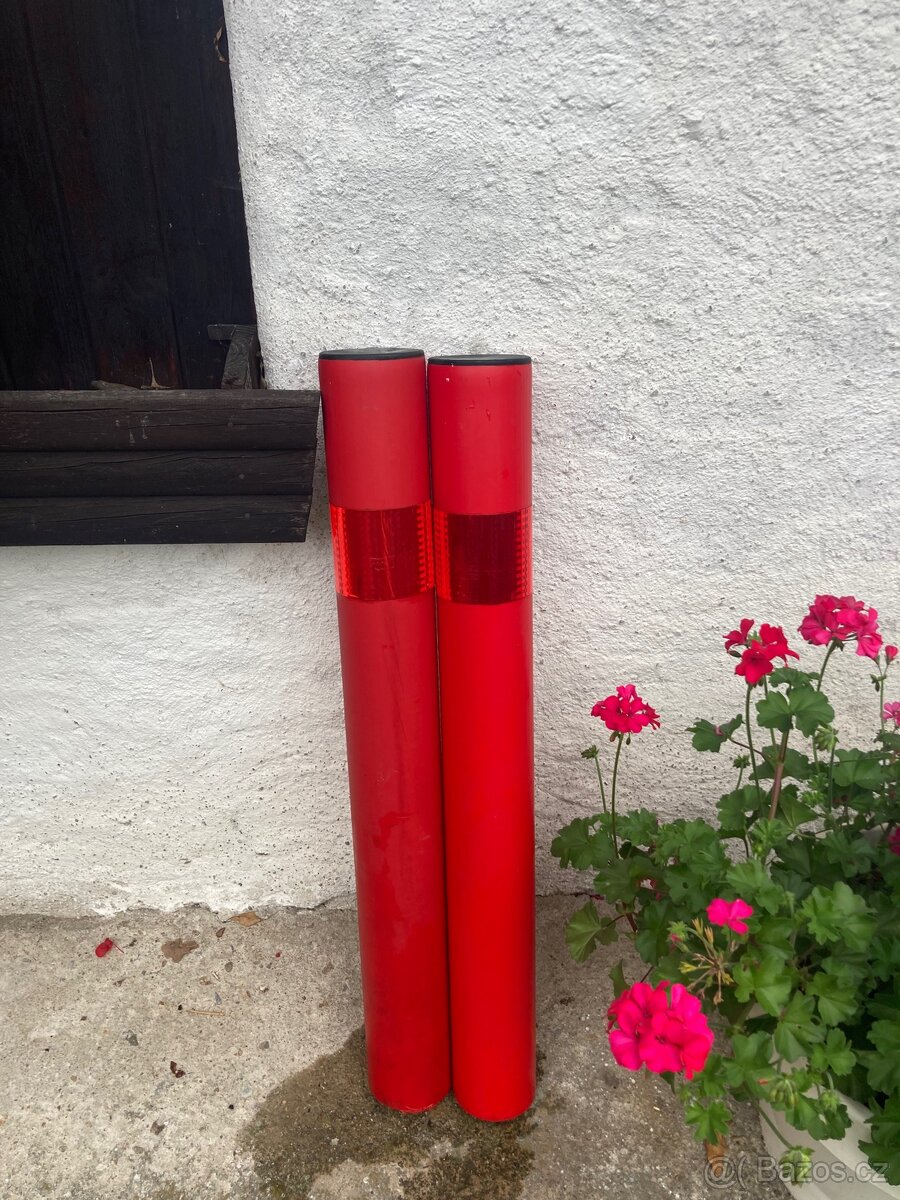 Kulaté červené směrové sloupky (patníky)