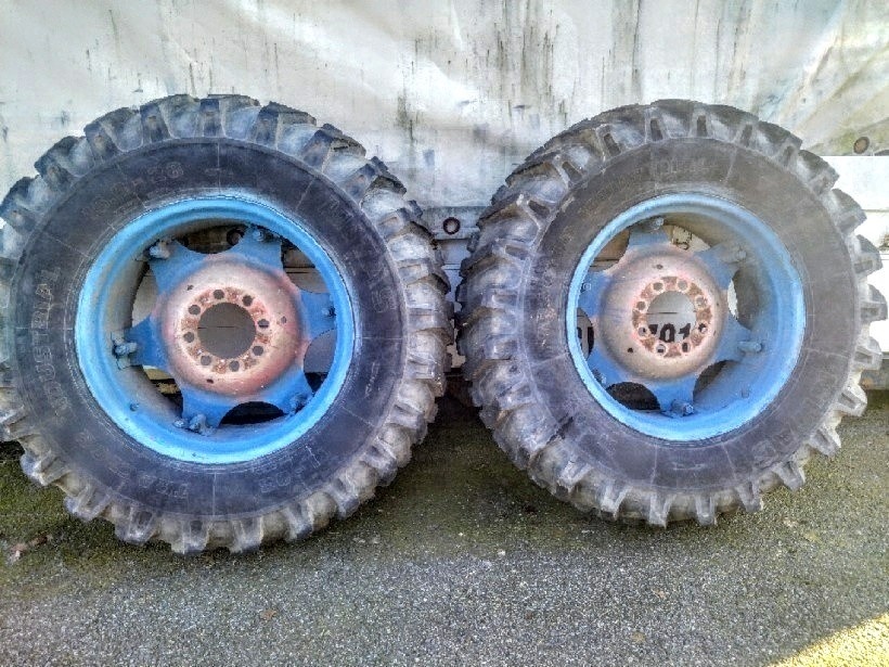 16,9-28.Dvě obutá kola  Zetor Mitas Td 13