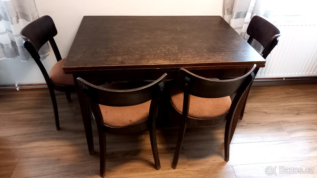 Jídelní rozkládací stůl se židlemi z roku 1952