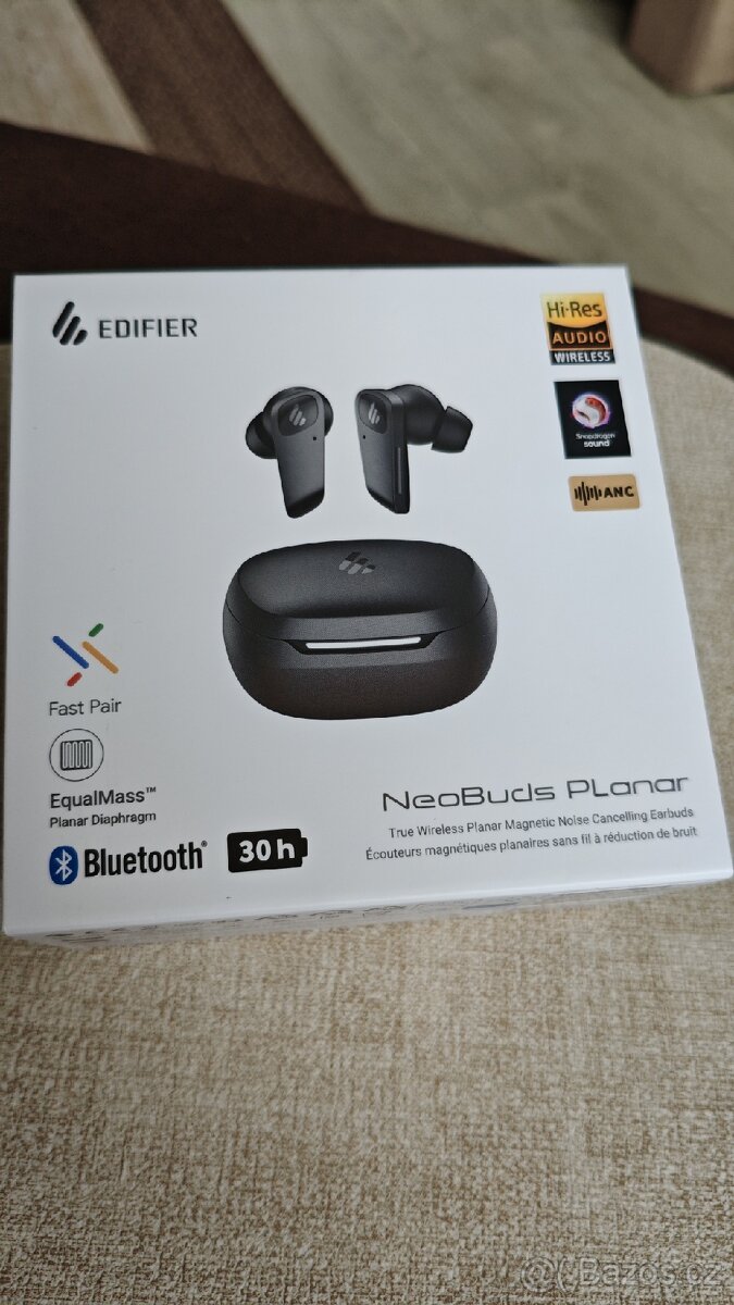 Bezdrátová sluchátka Edifier NeoBuds Planar ANC, faktura.