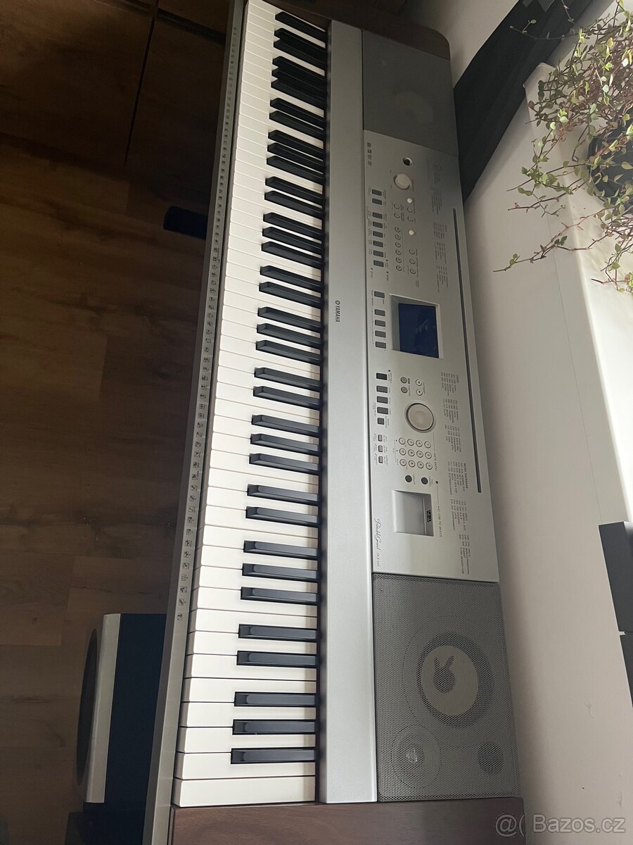 Yamaha Portable Grand DGX-640