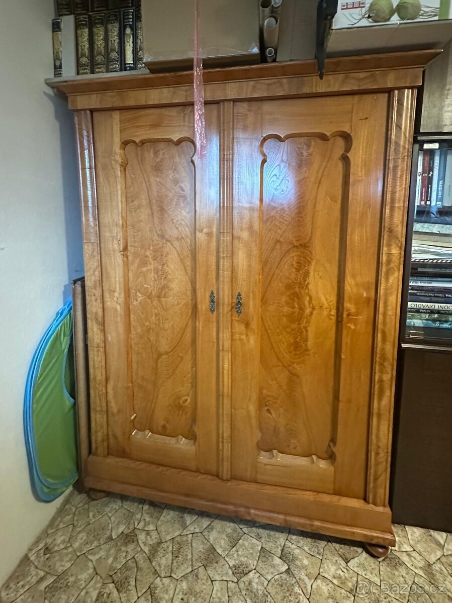 Starožitná skříň