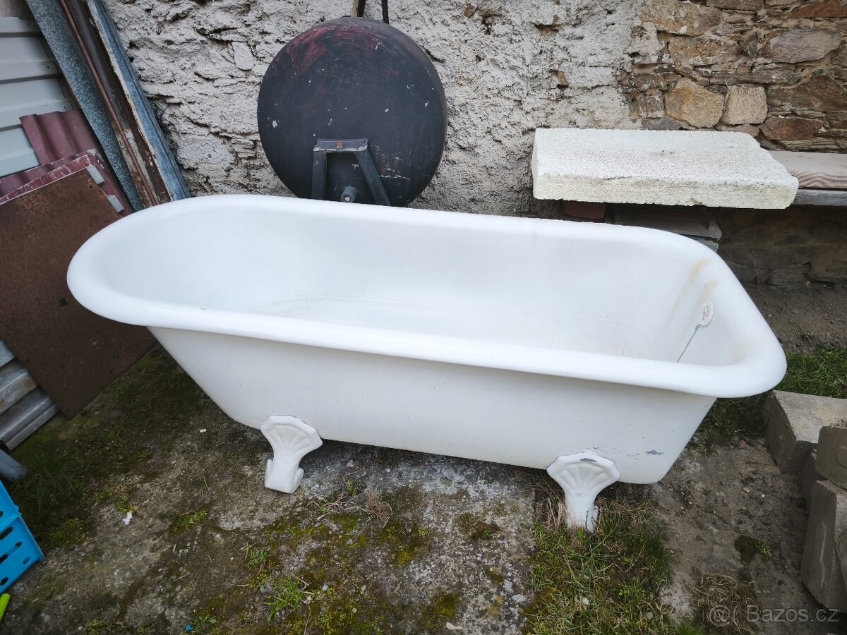 Stará plechová smaltovaná vana