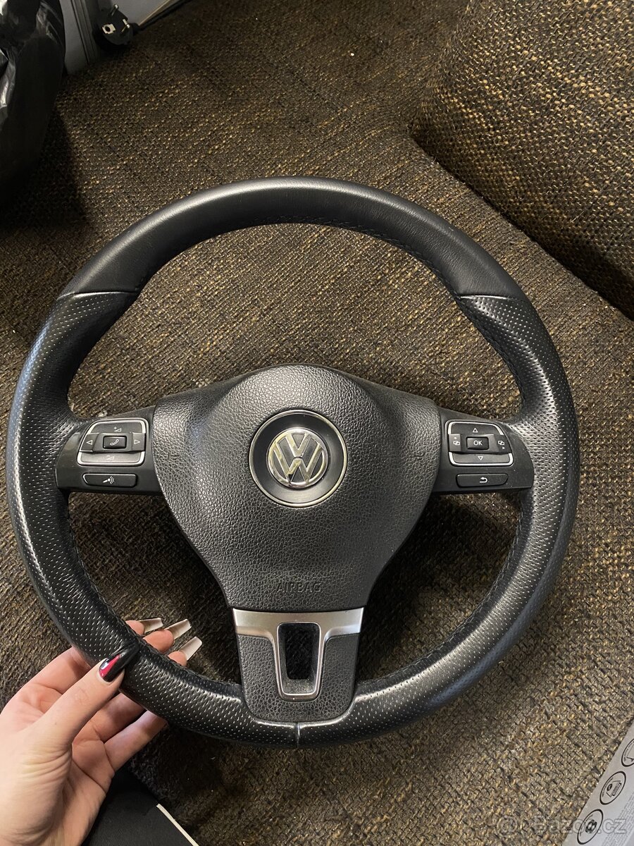 VW tříramenný volant