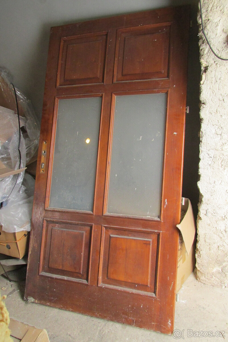 Dřevěné dveře prosklené 100x195 cm s dřevěnou zárubní