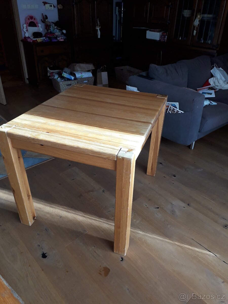 masivní dřevěný stůl
