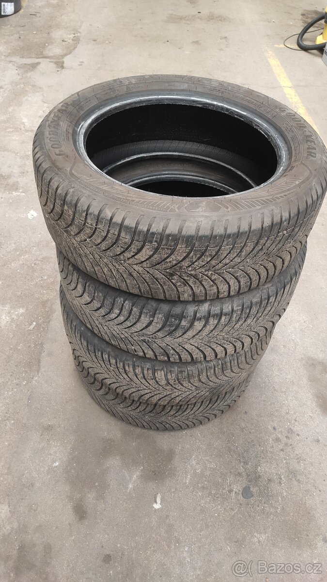 Celoroční Goodyear 215/55/17