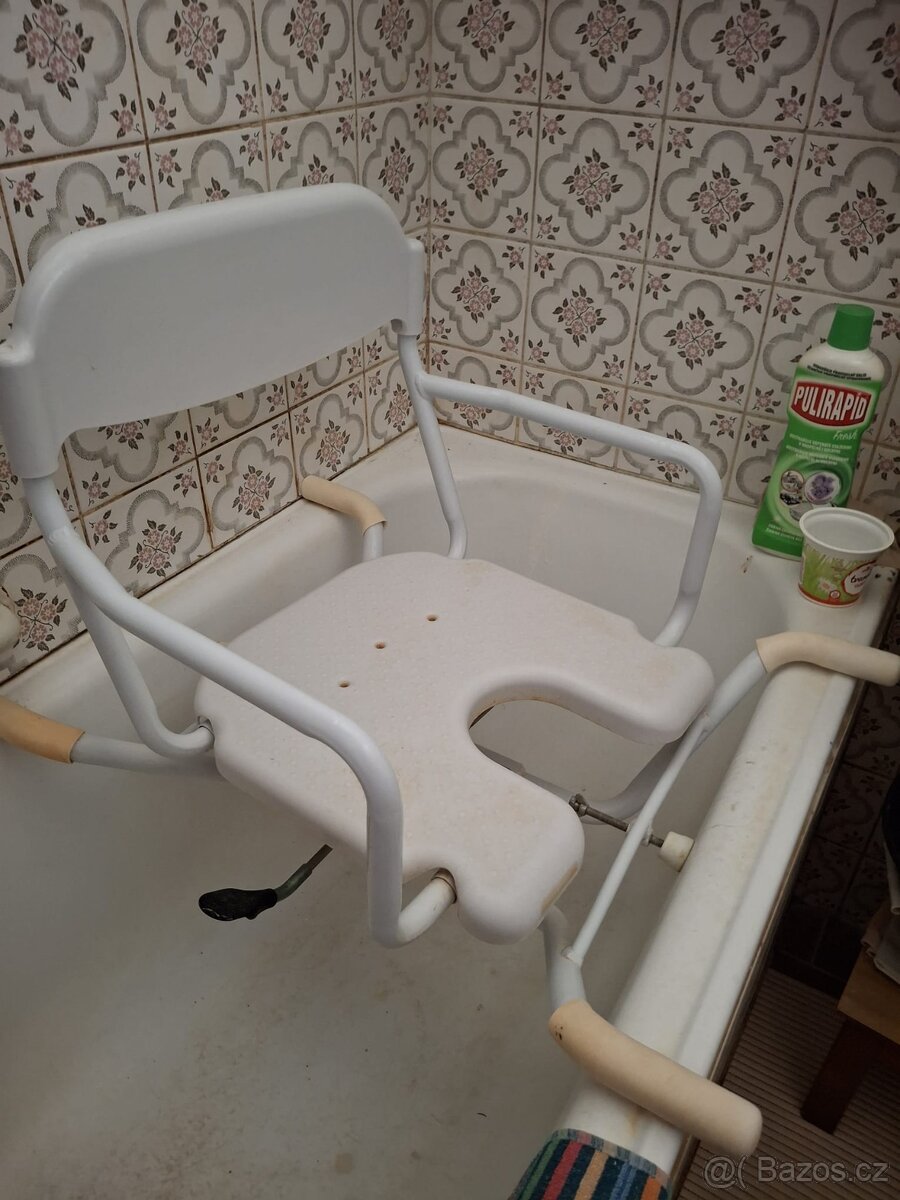 Otočná sedačka na vanu