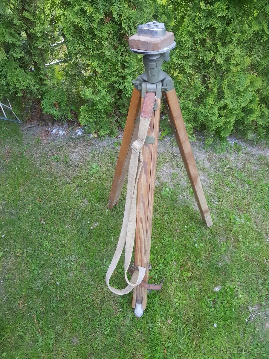 Vojenský dřevěný stativ