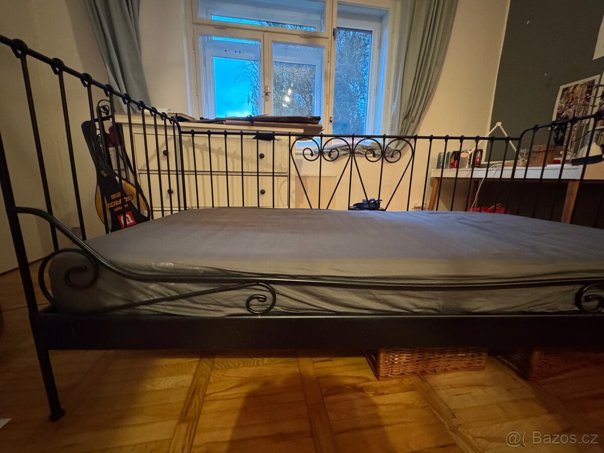 Pohovka s kovovým černým rámem