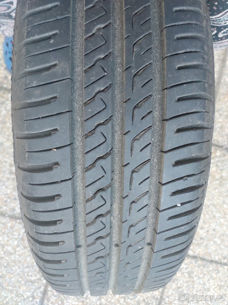 Letní pneu 185/60 R15, disky plech, koberečky