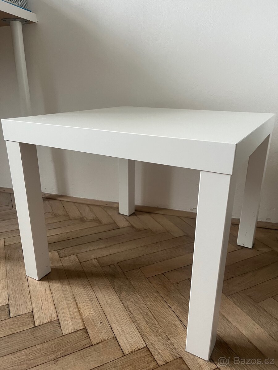 Bílý IKEA stolek