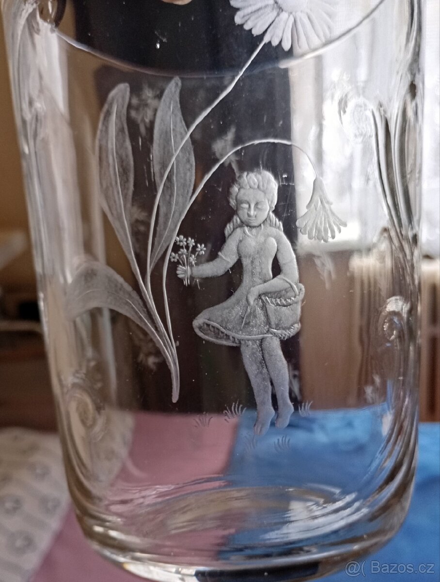 Váza s rytinou r 1930