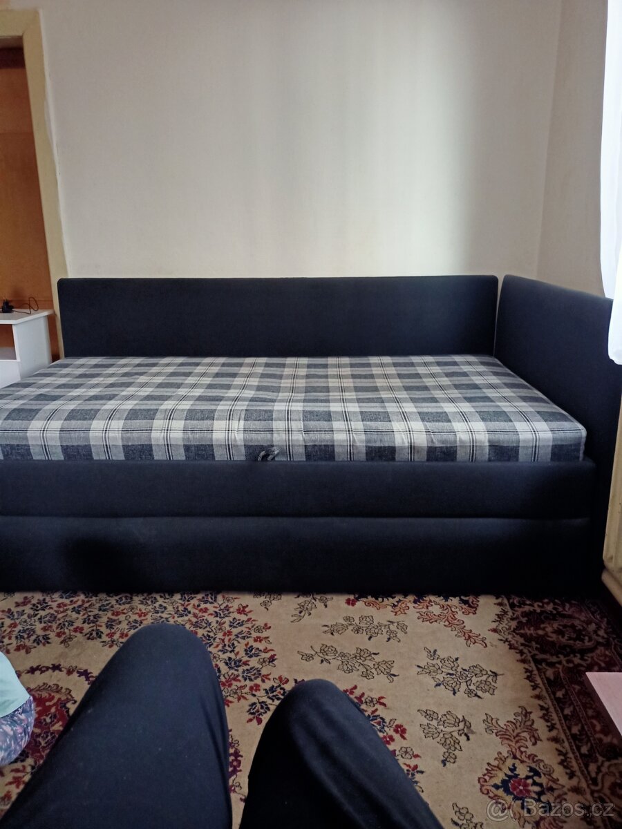 Postel s úložným prostorem
