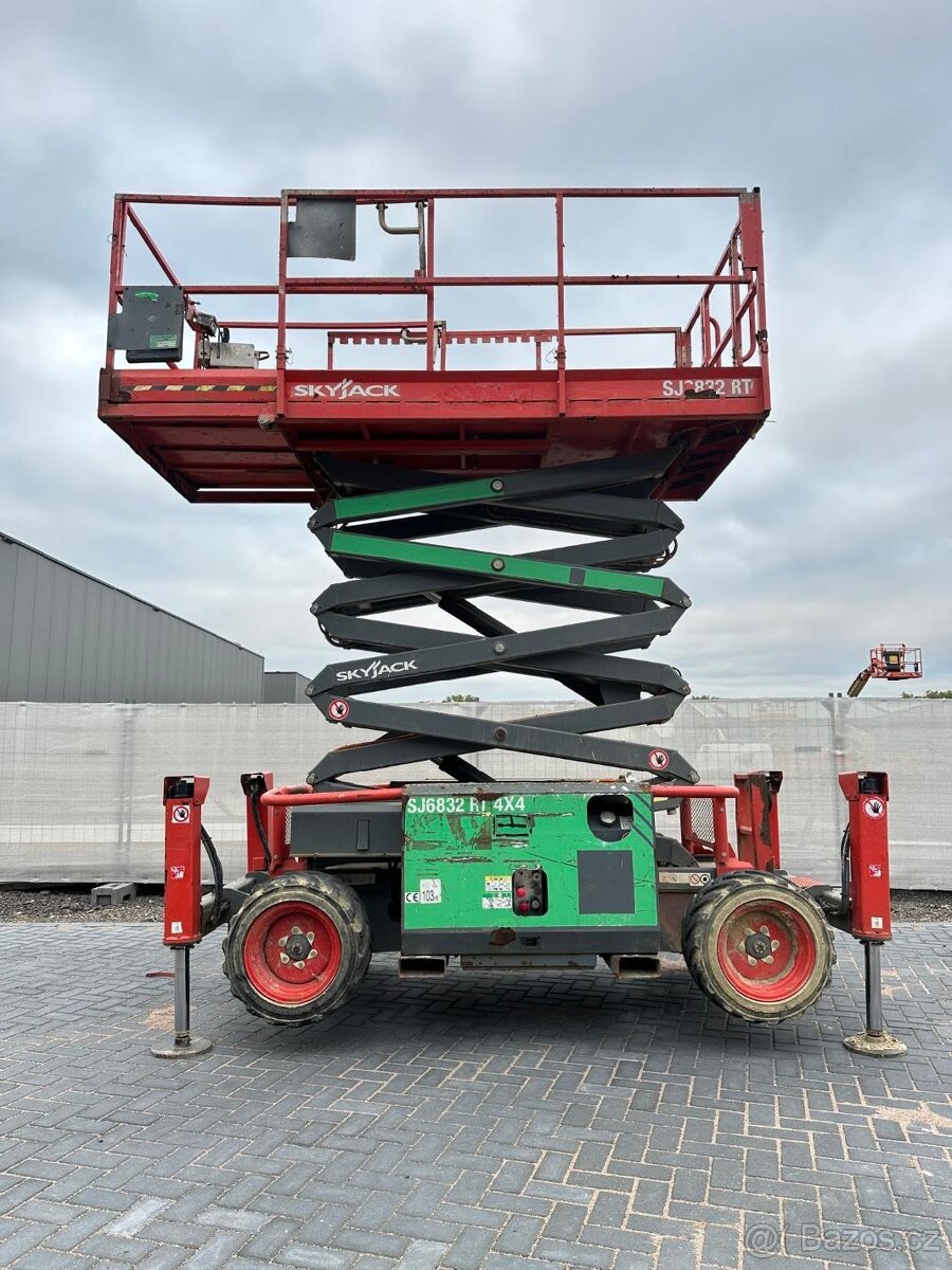 Terénní nůžková plošina SkyJack SJ 6832 RT