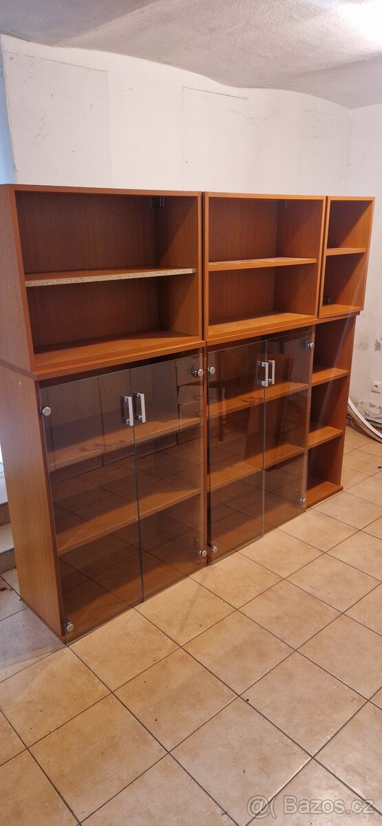 Dřevěná skříňová sestava s prosklenými dvířky