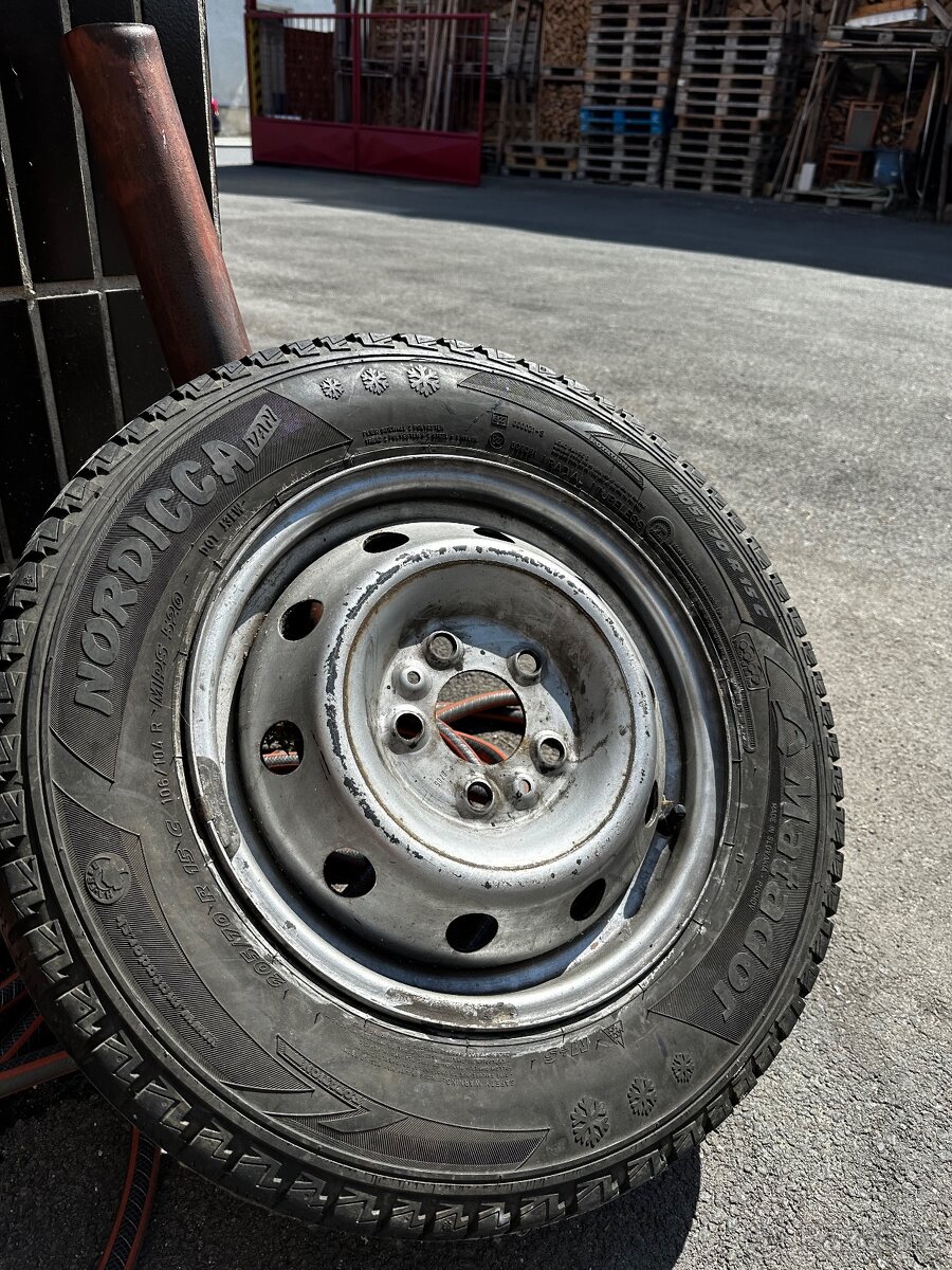 Obutá Pneumatika Nordica R15