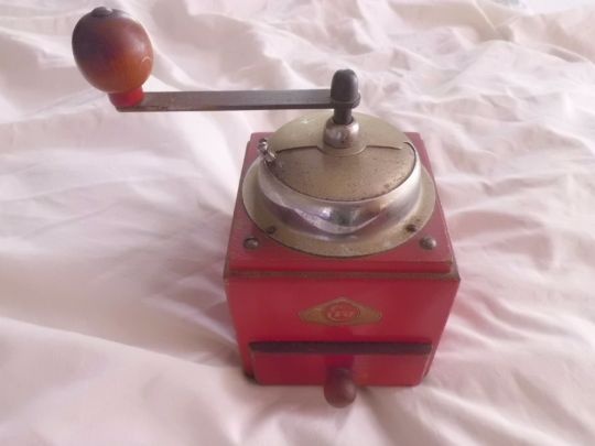 Pěkný Starožitný dřevěný Mlýnek na Kávu - Eva