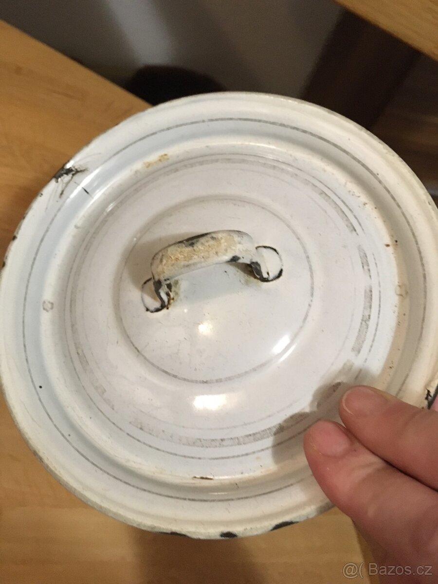 Smaltovaná bílá malá poklička