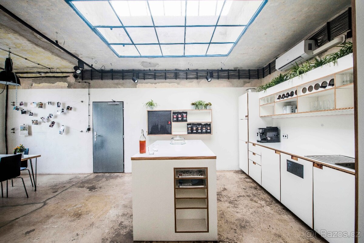 Dřevěná kuchyně na míru s barem a komodou